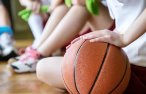 Eltern von Maine fordern, dass die Stadtverwaltung das Gesetz bricht und Transkinder aus der Basketballmannschaft ausschließt