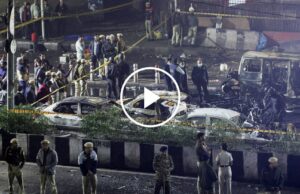 Auto explodiert in überfülltem Viertel von Neu-Delhi