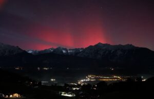 Video. Aurora Borealis: Seltene rote und rosa Lichter, die in ganz Europa von Irland bis Österreich zu sehen sind