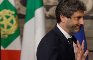 Italiens Fico steht unter Beschuss, weil er sein Boot an einer Militäranlage in der Nähe von Neapel festgemacht hat