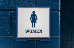 Transmann in Illinois vom Sicherheitsdienst belästigt und aus Frauentoilette geworfen