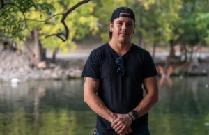 Einem Mann wurde der Kiefer gebrochen, als er eine Transfrau verteidigte. Die Gemeinde bezahlte seine Operation