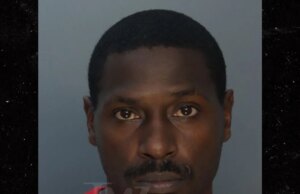 Antonio Brown kommt zurück nach Miami, um sich einer Anklage wegen versuchten Mordes zu stellen, und macht ein neues Fahndungsfoto