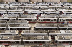 Das Video scheint den schlafenden Lokführer an den Kontrollen zu zeigen, während die Fahrgäste schreien