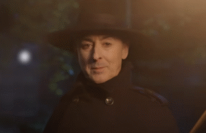 Alan Cumming hat sich für die Verräter die Haare gefärbt und es könnte sein bisher wildester Look sein