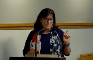 Frau stürzt bei Schulratssitzung ab, weil queerer Lehrer die Brownies ihres Mannes zum Unterricht mitbringt