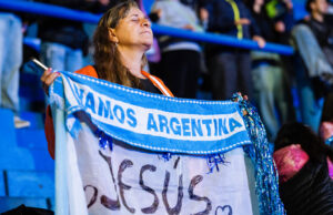 Fast 75.000 Zuschauer strömen ins Stadion in Argentinien für den BGEA Gospel Crusade, 9.000 treffen Entscheidungen für Christus