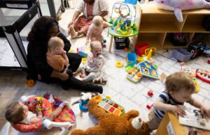 Die Staaten kürzen stillschweigend die Finanzierung der Kinderbetreuung – und Familien haben keine Optionen mehr