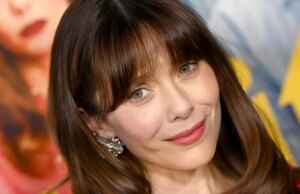 Das einfache Make-up von Elizabeth Olsen beginnt mit diesem getönten Lichtschutzfaktor