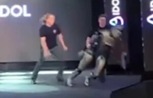 Demütigender Moment: Russlands neuer humanoider Roboter bricht auf der Bühne zusammen, nachdem er bei der großen Enthüllung nur wenige Schritte taumelte