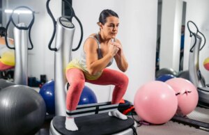 Sind Vibrationsplatten ein Abnehm-Hack oder nur eine Fitness-Modeerscheinung? Wir haben die Experten gefragt