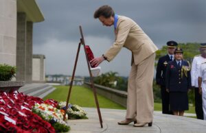 Prinzessin Anne legt bei Trauerfeier in Singapur einen Kranz nieder | Britische Nachrichten