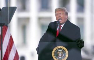 Die Verantwortlichen von BBC News treten zurück, nachdem die Bearbeitung einer Trump-Rede durch den Sender als irreführend bezeichnet wurde