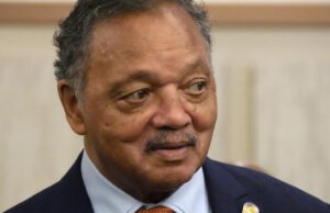 Rev. Jesse Jackson, kraftvoller Verfechter der Gleichberechtigung der Schwarzen, wird ins Krankenhaus eingeliefert
