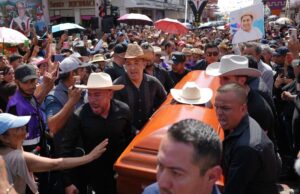 Die Ermordung eines mexikanischen Bürgermeisters löst landesweite Empörung über die Macht des Kartells aus