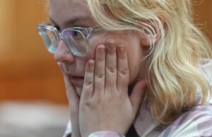 Russisches Gericht verlängert Haftstrafe für jugendlichen Sänger wegen Aufführung von Antikriegsliedern