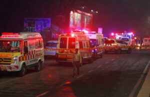 Nach Angaben der Polizei explodierte ein Auto in der Nähe einer historischen Festung in der indischen Hauptstadt und tötete mindestens acht Menschen