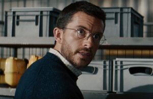 Ich habe mir Jurassic World Rebirth noch einmal angesehen und Jonathan Bailey ist mehr als nur eine versaute kleine Brille